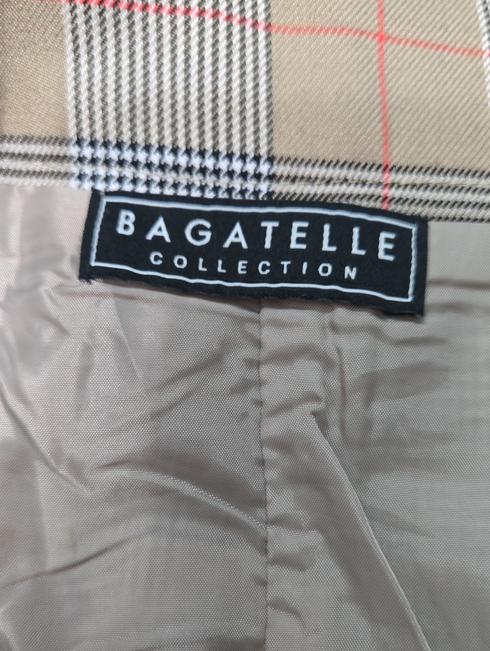 Bagatelle Beige Plaid Pleated Skirt with Subtle Red Accents Sz L - Picture 4 of 7